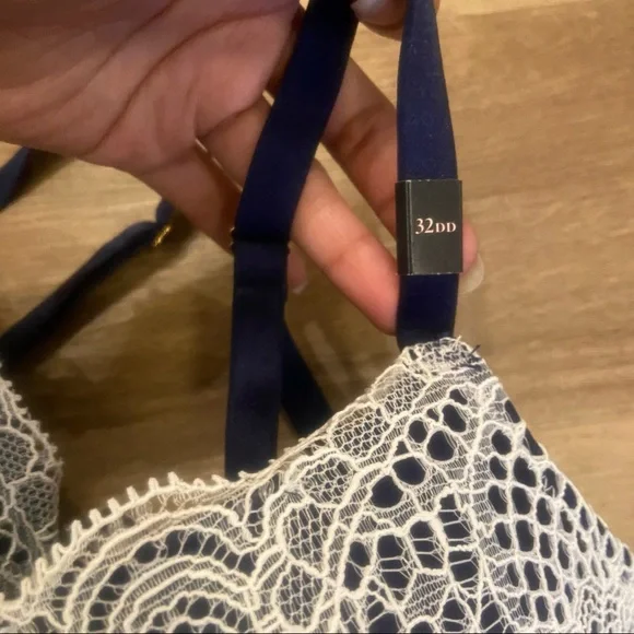 2 NWT Victoria’s Secret very sexy push up bra